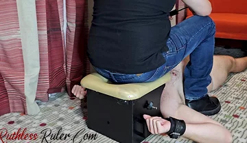 Extreme Jeans Face Sitting