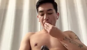 18 Years Boy Tries a Gigant Dildo