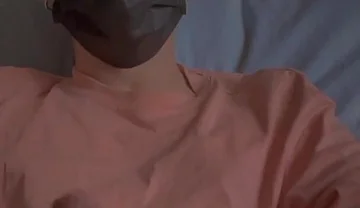 Minimal Room Sitting Solo - Clean & Simple