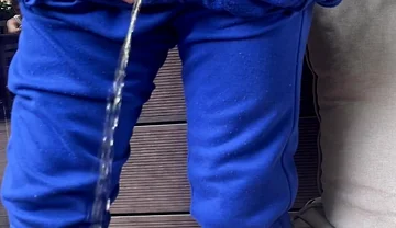 Amateur Guy Pissing in a Glass in Front of His Flatmate