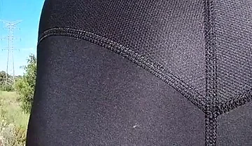 Sexy Assed Girl Flashes Her Tight Ass in Leggings to the Sportists Around