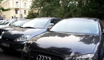 Three Blokes Compare Strength in Arm Wrestle