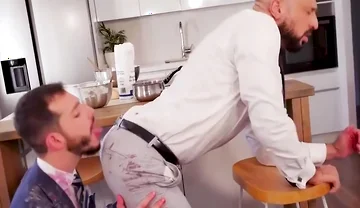 Muscle Gay Wazoo Dril With Cumshot
