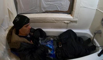 Skater rubbing the bulge in bathtube