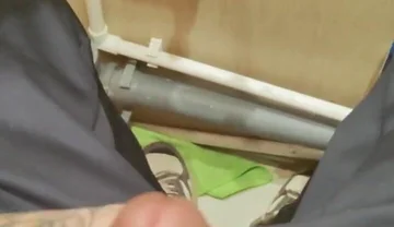 Gopnik Jerking off in the Toilet