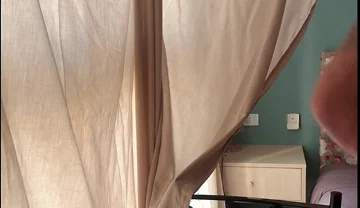 Дик Выскользнул Из Спортивных Нейлоновых Шорт.