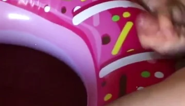 Inflatable donut
