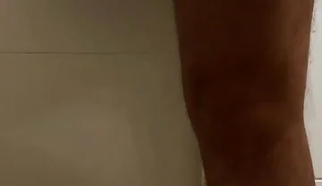 Crossdresser Con Un Gran Trasero En Minifalda Está Orinando