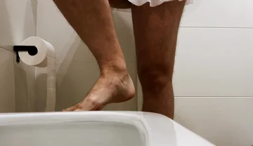 Crossdresser Con Un Gran Trasero En Minifalda Está Orinando