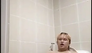 Philippino Twink Boy Eats His Own Cum!!