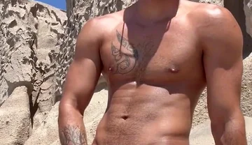 Wanna join me in the beach ?