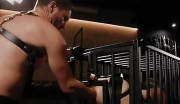 Bighandsff Takes Full Advantage Of Axel Abysses Caged Hole