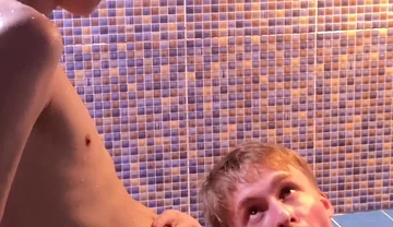 Teenage twinks Matty and Aiden blowjob in the swimming pool