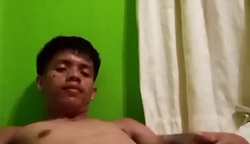 Filipino Twink’s Steamy Solo Session with Explosive Cumshot
