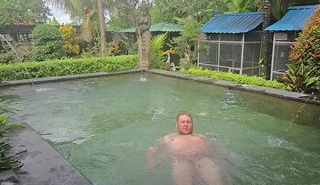 Jimbob Wanking in Pool