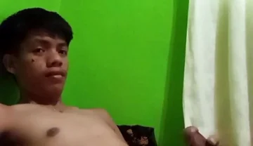 Philippino Twink Boy Jerks off in Bed, Huge Cumshot!