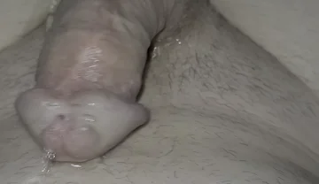 Tenn Shower Piss in Bellybutton