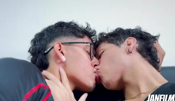 Uff I Want to Come!! Friends Give Each Other a Delicious Handjob and Eat Each Other with Kisses