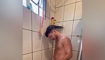 Levi Brazil - Playing In The Bath