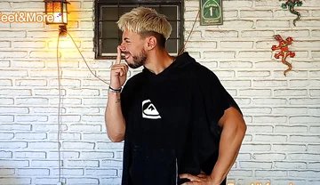 Fer Controls Nose of His Alpha Master Friend