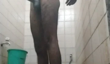 I Am Bathing Alone, Someone Please Come