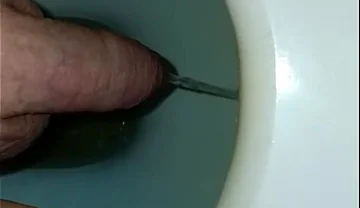 Pee in Toilett
