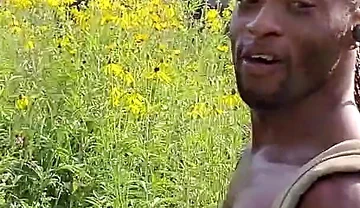 Kenniejai Walks Nude by the River in Chicago and Gets Caught