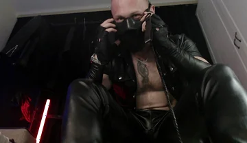 Sir in Leather Webmoment.