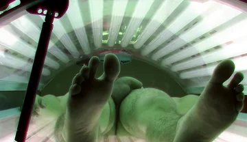 Czech Gay Solarium 7 Muscled Stud Bares Down in Tanning Booth