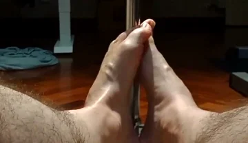 Muscular Bodybuilder Gives the Dumbbell a Filthy Footjob, M