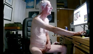 Obeying a Fan's Instructions on Live Web Show