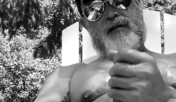 Hot Outdoor B&w Bate