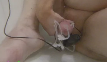 An Experiment: Handsfree Underwater Cum Squirting with a Vibrator on the Cock in the Bathtub