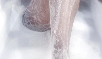 I Wash My Body in the Bath (2025)