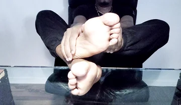 I Expose My Bright Male Soles (2025)