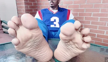 I Touch and Show My Male Feet in the Solarium (2025)